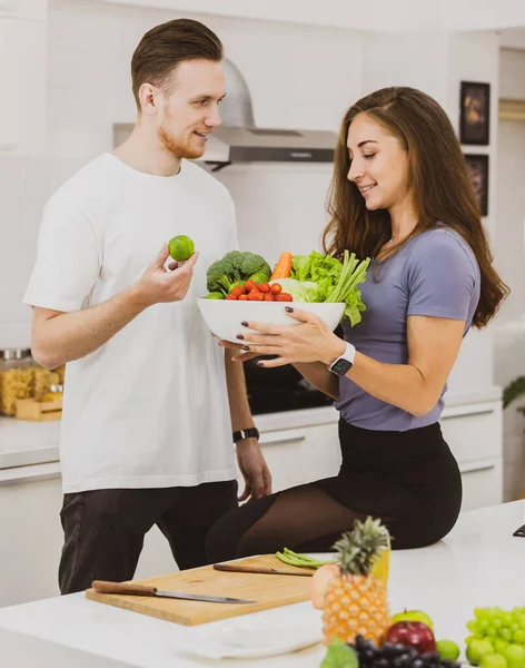 부엌에 다양하고 건강에 야채가 탁자에 낙관적 부부와 비타의 아파트에 현대식 — 스톡 사진