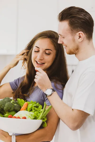 Pareja Optimista Con Tazón Lleno Verduras Crudas Saludables Surtidos Mesa —  Fotos de Stock