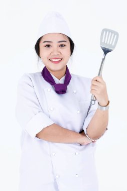 Asya profesyonel restoranının portre çekimi aşçı üniforması ve eşarp giyen kadın yönetici aşçı ayakta gülümseyen kameraya bakın paslanmaz ot ve beyaz arka planda kapak.