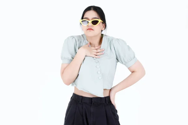포니테일 스타일의 아시아인젊고 모델의 초상화 스튜디오 배경에 선글라스 만지는 농작물 — 스톡 사진