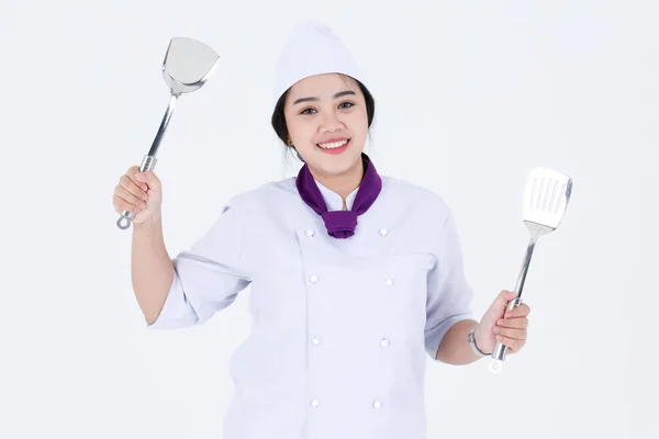 요리를 요리사가 배경에 터너를 웃으며 모습이 그려진 아시아 스튜디오에서 공개됐다 — 스톡 사진