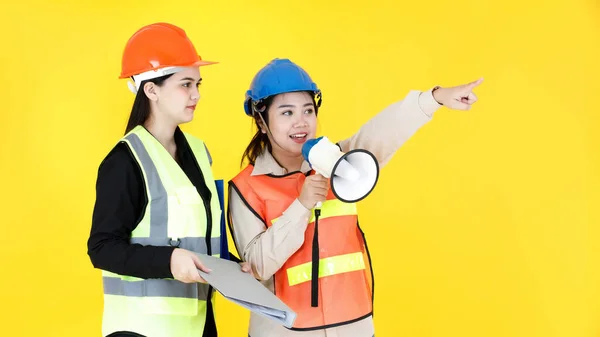 Captura Estudio Dos Mujeres Asiáticas Gerente Ingeniería Profesional Con Casco —  Fotos de Stock