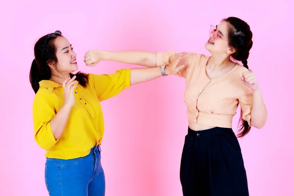 Retrato Close Estúdio Tiro Dois Asiáticos Jovens Amigos Irmãs Alegres — Fotografia de Stock