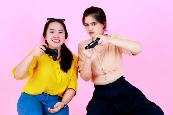 Портретная Студия Снятая Двумя Азиатскими Молодыми Веселыми Подругами Сестрами Геймерами — стоковое фото