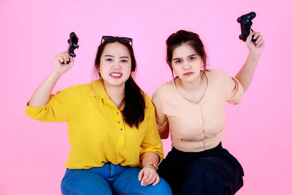 Estudio Dos Asiáticas Enojadas Competitivas Amigas Hermanas Gamer Ropa Casual —  Fotos de Stock