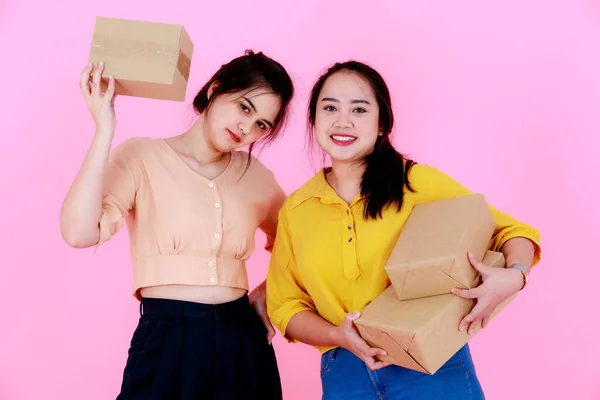 Portrait Studioaufnahme Von Zwei Asiatischen Pummeligen Und Schlanken Zahnspangen Zähne — Stockfoto