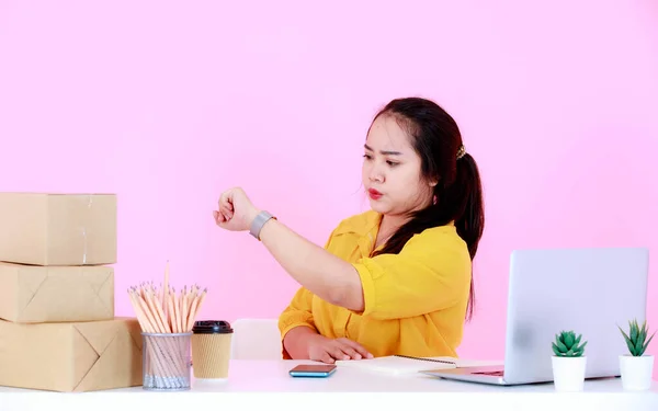 Studio Záběr Asijské Obavy Zdůraznil Nešťastný Mladý Žena Startup Podnikatel — Stock fotografie