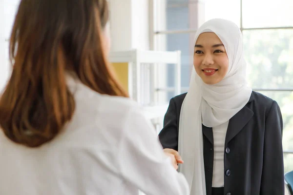 アジアのビジネスマンのショットやイスラム教徒の女性の握手で一緒に幸せな気分で現代オフィス — ストック写真