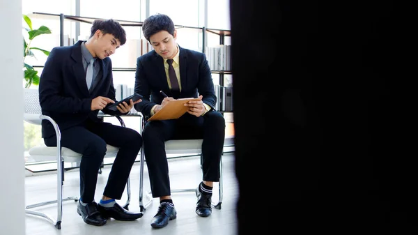 Close Shot Handsome Asian Businessman Boss Sitting Discuss Schedule Tablet — Fotografia de Stock