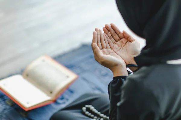 Close Shot Asian Beautiful Muslim Woman Hijab Day Pray Show — Stock Photo, Image