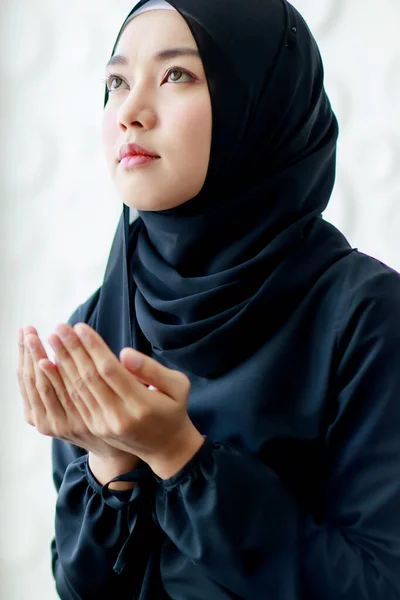 アジアの美しいイスラム教徒の女性のショットでズームヒジャーブで彼女の神への信仰を示す日の祈りを行います — ストック写真
