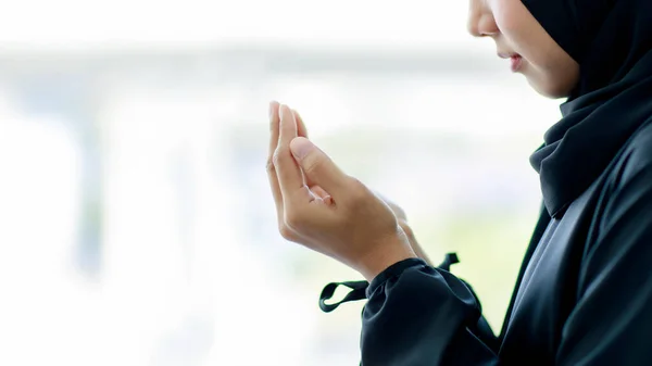 Zoom Shot Asian Beautiful Muslim Woman Hijab Day Pray Show — Stock Photo, Image