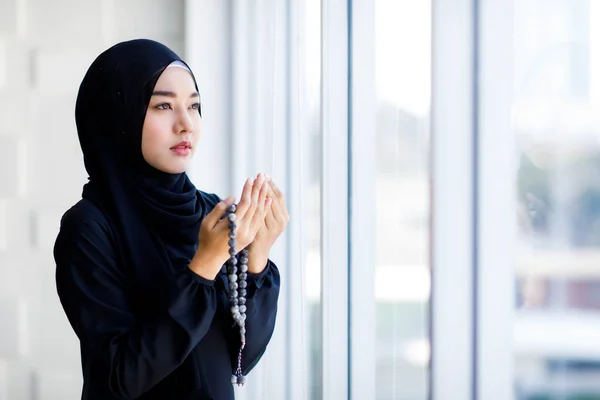 ヒジャーブでアジアの美しいイスラム教徒の女性のショットでズーム1日の祈りを行います 彼女は手にビーズを持って神を信じていることを示す — ストック写真