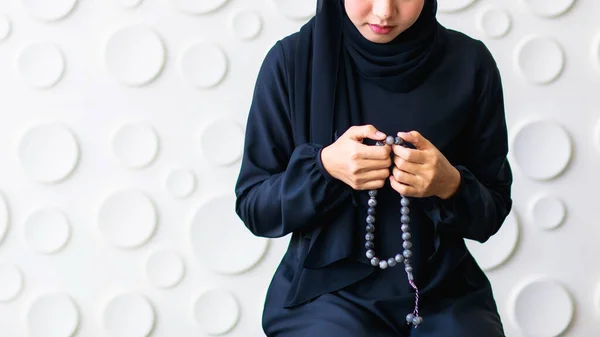 ヒジャーブでアジアの美しいイスラム教徒の女性のショットでズーム1日の祈りを行います 彼女はカーペットの上に座り 神を信じることを示すビーズを手に持っています — ストック写真