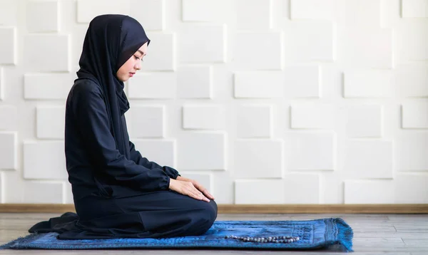 Asiatische Schöne Muslimin Hijab Betet Einen Tag Lang Zeigen Dass — Stockfoto