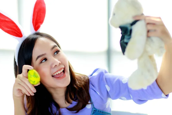 イースターフェスティバルの準備ができてアジアの美しい女性のショットを閉じます 彼女はウサギの人形と遊ぶと非常に幸せ — ストック写真