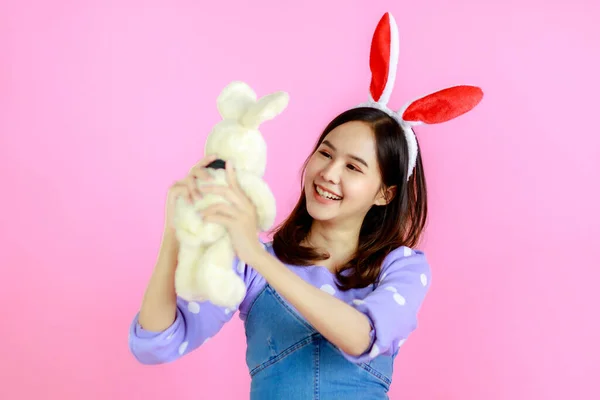 Крупный План Азиатской Красивой Женщины Готовой Пасхальному Фестивалю Играет Кроликом — стоковое фото
