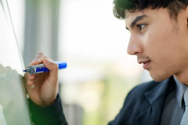 Close Schot Van Knappe Aziatische Zakenman Zwart Pak Het Schrijven — Stockfoto