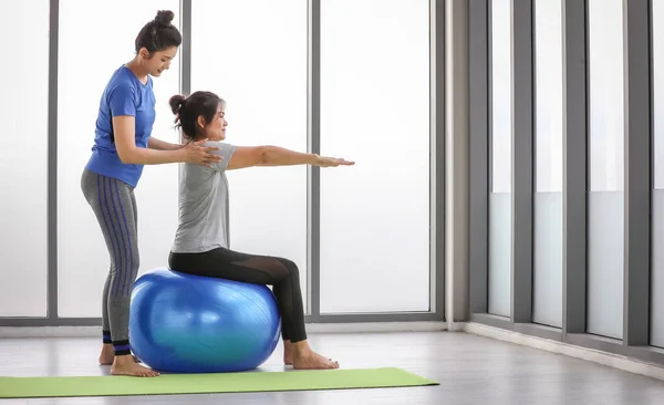 Mooie Oefening Trainer Genieten Van Het Helpen Van Aziatische Vrouw — Stockfoto