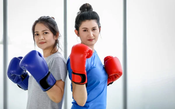 Sterke Vrouwen Als Jonge Bokser Bokshandschoenen Klaar Samen Vechten Vol — Stockfoto