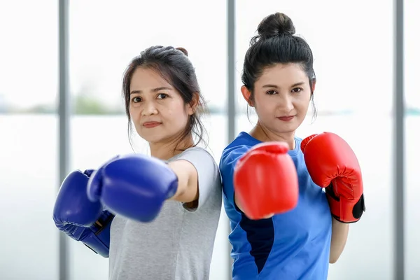 Sterke Vrouwen Als Jonge Bokser Bokshandschoenen Klaar Samen Vechten Vol — Stockfoto