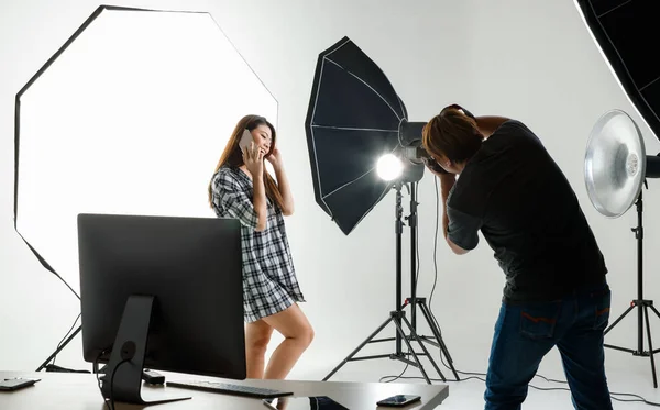 Fotógrafo Pelea Joven Modelo Asiático Adolescente Que Trabaja Estudio Iluminación —  Fotos de Stock