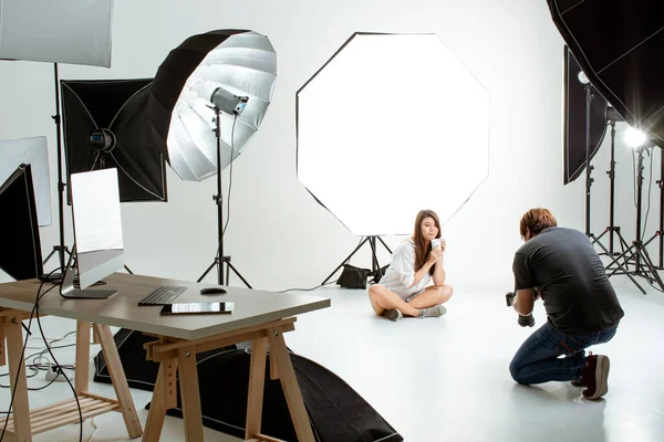 Fotograaf Cout Jonge Tiener Aziatisch Model Werken Moderne Verlichtingsstudio Met — Stockfoto