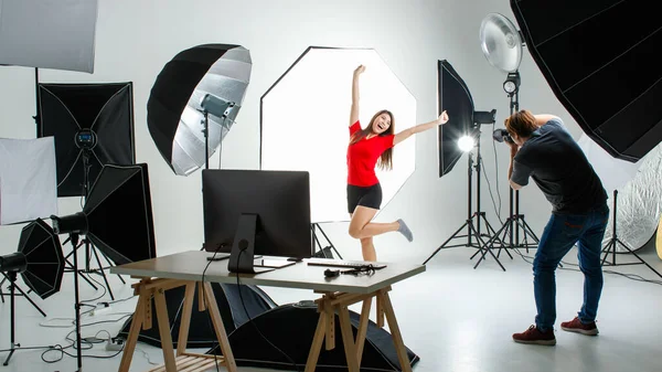 Fotograf Cout Młody Nastolatek Azjatycki Model Pracuje Nowoczesnym Studio Oświetleniowym — Zdjęcie stockowe