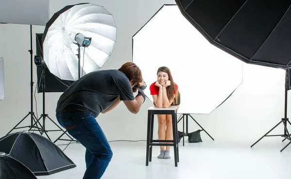 Fotograaf Cout Jonge Tiener Aziatisch Model Werken Moderne Verlichtingsstudio Met — Stockfoto