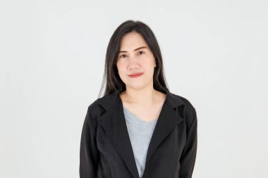 Yakışıklı iş kadını, kendine güveni olan şık ceketli ve çekici bir gülümsemesi olan başarılı moda menajeriyle gurur duyan.