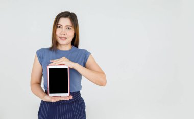 Çekici Asyalı olgun kadın online iletişim için akıllı tablet reklamı için çekici bir promosyon sunmaktan gurur duyar. Güzel bayan rahat bir cihaz göster ve teknolojiyi açıkla..