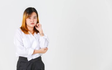 Asyalı, kendine güvenen genç bir bayan tasarımcının, sıradan modaya uygun bir şekilde poz verirken çekilmiş bir portre resmi. Beyaz arka planda el ele tutuşup el ele tutuşurken kameraya bakın..