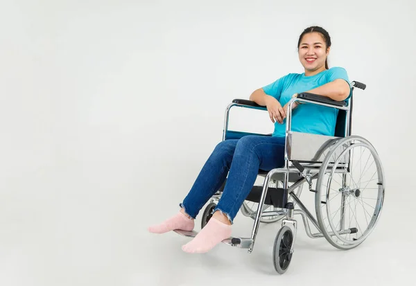 Charmant Aziatisch Meisje Als Handicap Patiënt Glimlach Blij Zitten Ziekenhuis — Stockfoto