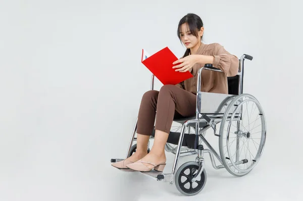 Mooi Jong Aziatisch Meisje Als Handicap Patiënt Ziekenhuis Rolstoel Studie — Stockfoto