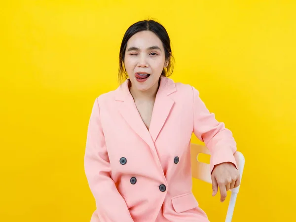 美しいピンクのジャケットの上にいたずらとセクシーなアジアの女の子は舌をねじる 目を閉じて 楽しさと魅力のために冗談の顔をポーズ 若い女性のライフスタイルのかわいい現代的なファッションのための魅力的な女性モデル — ストック写真