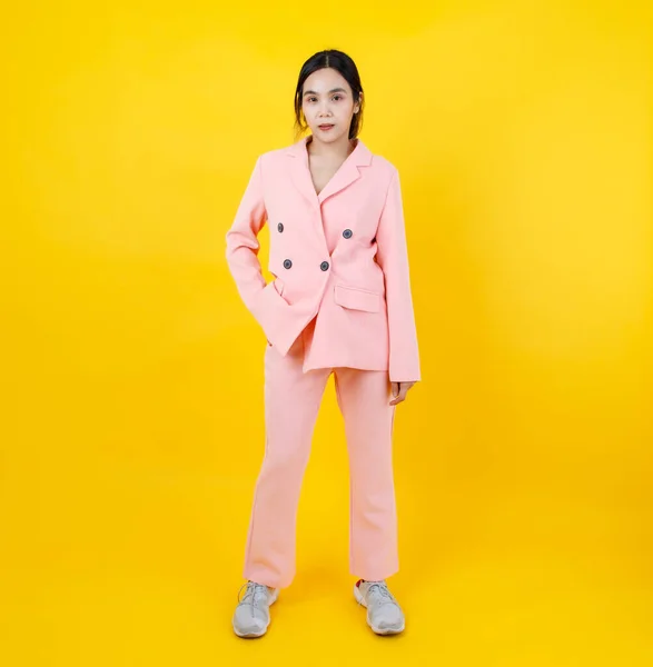 Beautiful Asian Lady Fashion Model Modern Costume Pink Jacket Pants — Stock Photo, Image