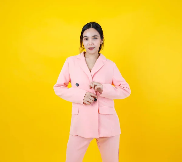 귀엽고 아시아 소녀가 분홍색 사업용 자켓을 라이프 스타일을 의상을 자신감을 — 스톡 사진