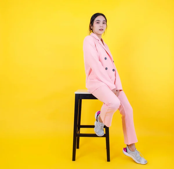 Chica Asiática Traviesa Chaqueta Pastel Rosa Pantalones Sientan Tranquilamente Silla —  Fotos de Stock