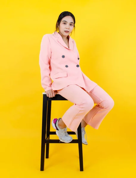 분홍색 파스텔 바지를 느긋하게 의상을 의자에 행세를 아시아 현대적 옷차림 — 스톡 사진