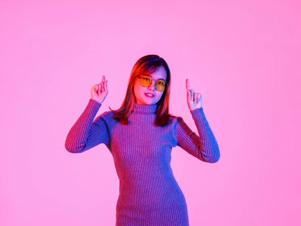스튜디오는 터틀넥 스웨터와 주황색 선글라스를 아시아인젊은 모델을 촬영했다 — 스톡 사진