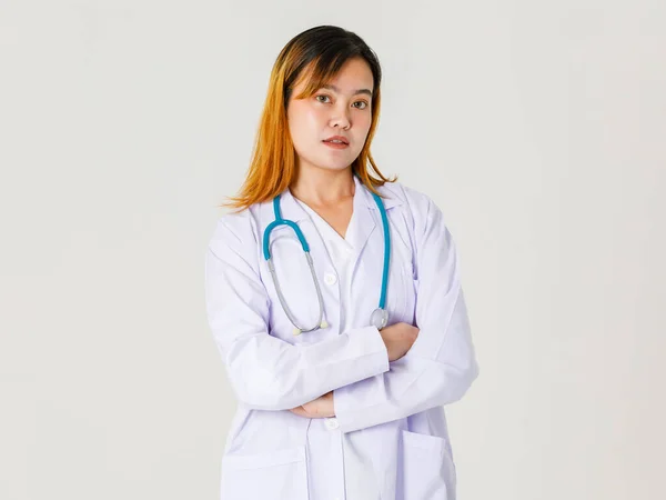 Asyalı Genç Başarılı Kendine Güvenen Laboratuvar Önlüklü Steteskoplu Kadın Doktorun — Stok fotoğraf