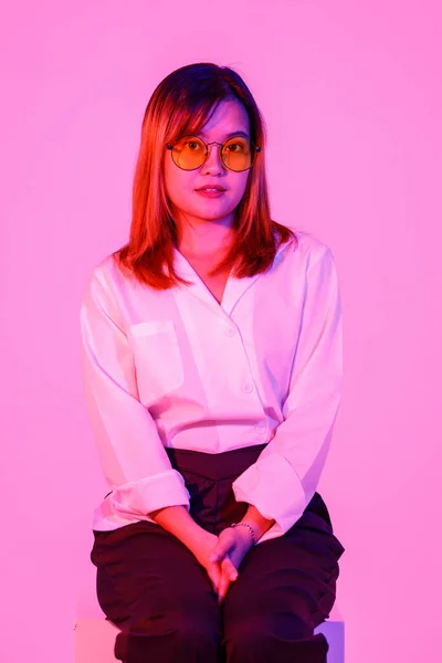 초상화 스튜디오는 아시아의 디자이너 주황색 선글라스를 착용하고 의자에 카메라를 평상복을 — 스톡 사진