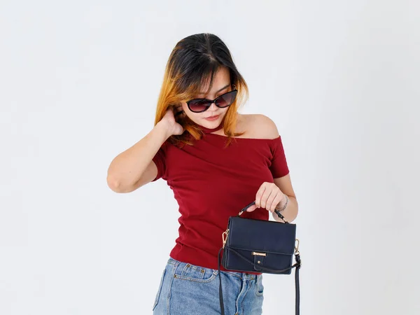 초상화 스튜디오는 아시아의 유행하는 패션의 럭셔리 모델을 배경에 핸드백을 선글라스를 — 스톡 사진