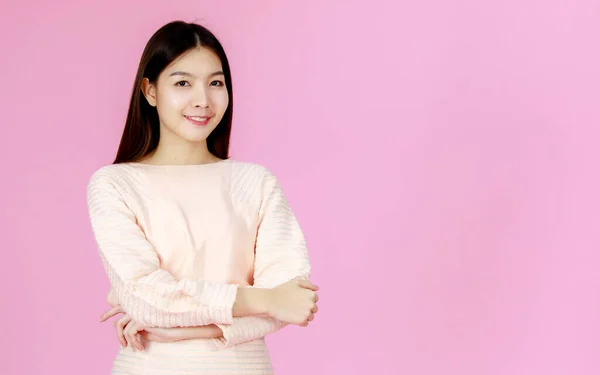 단도직입적 스웨터를 아시아인젊고 머리의 분홍색 배경의 카메라를 모습의 초상화 클로즈업 — 스톡 사진