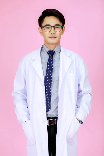 Asyalı Başarılı Beyaz Üniformalı Gözlüklü Stetoskop Pozu Veren Başarılı Pembe — Stok fotoğraf