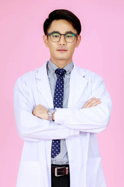 ポートレートスタジオショットのアジアの成功したプロの男性医師でホワイト制服身に着けている眼鏡と聴診器ポーズで成功したアクションと自信を持ってピンクの背景 — ストック写真
