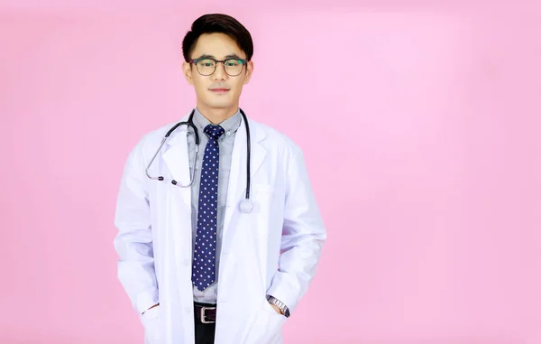 Portrait Studioaufnahme Eines Erfolgreichen Asiatischen Männlichen Arztes Weißer Uniform Mit — Stockfoto