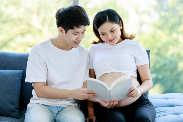 Estudio Jóvenes Asiáticos Feliz Familia Pareja Padre Madre Sentado Sofá — Foto de Stock