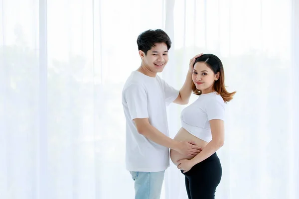 Sevimli Çift Asyalı Mutlu Aile Yeni Baba Anne Kucaklaşması Bakımlı — Stok fotoğraf