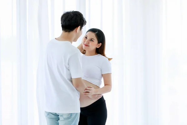 귀여운 아시아의 가족의 부부와 어머니는 웅크리고 남편을 지원하여 한배를 임신부에게 — 스톡 사진